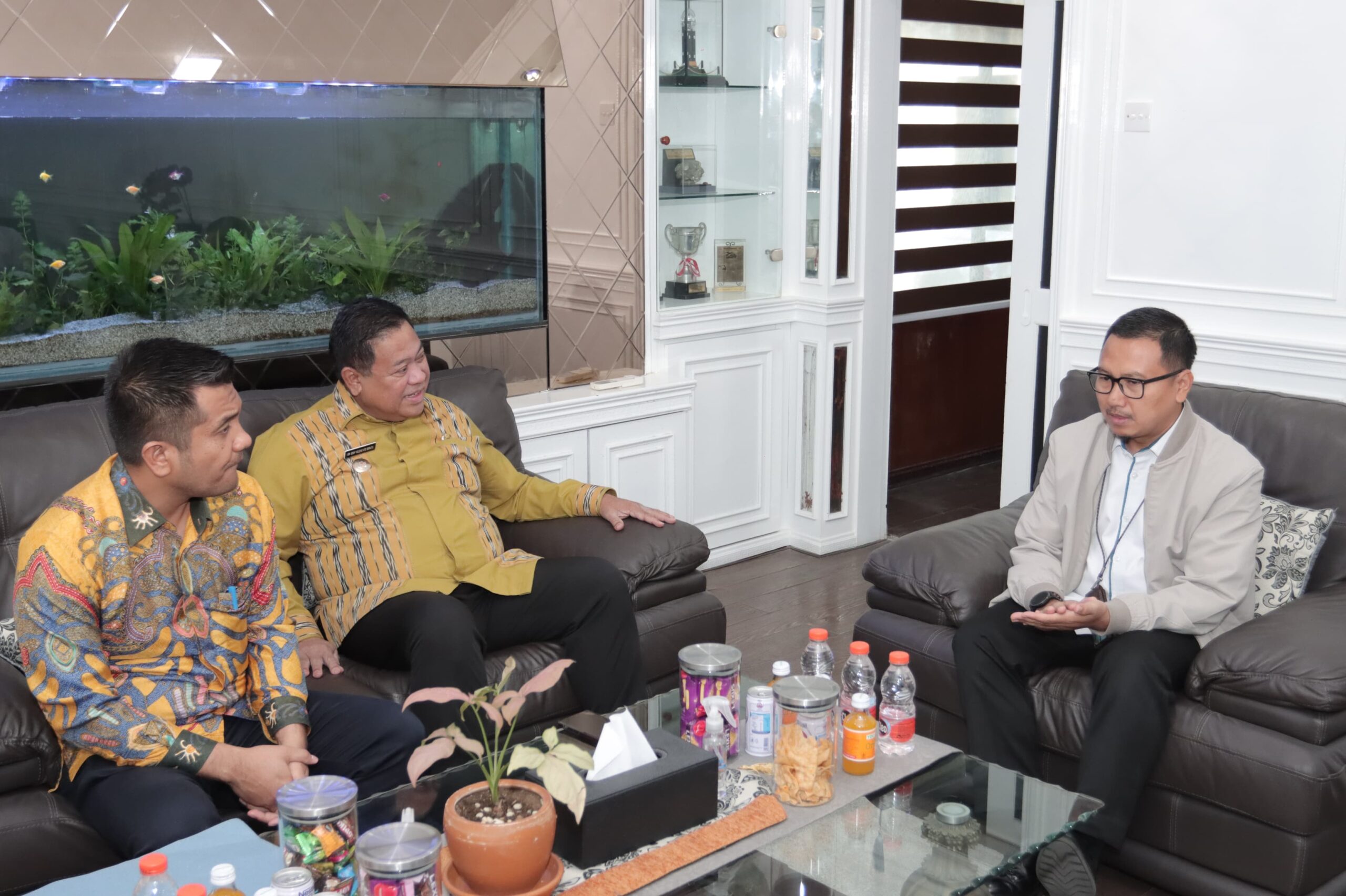 Bupati Dairi, Eddy Berutu (tengaha) saat bertemu dengan Kakanwil BPJS Ketenagakerjaan Wilayah Sumbagut di Medan. (foto/ist)