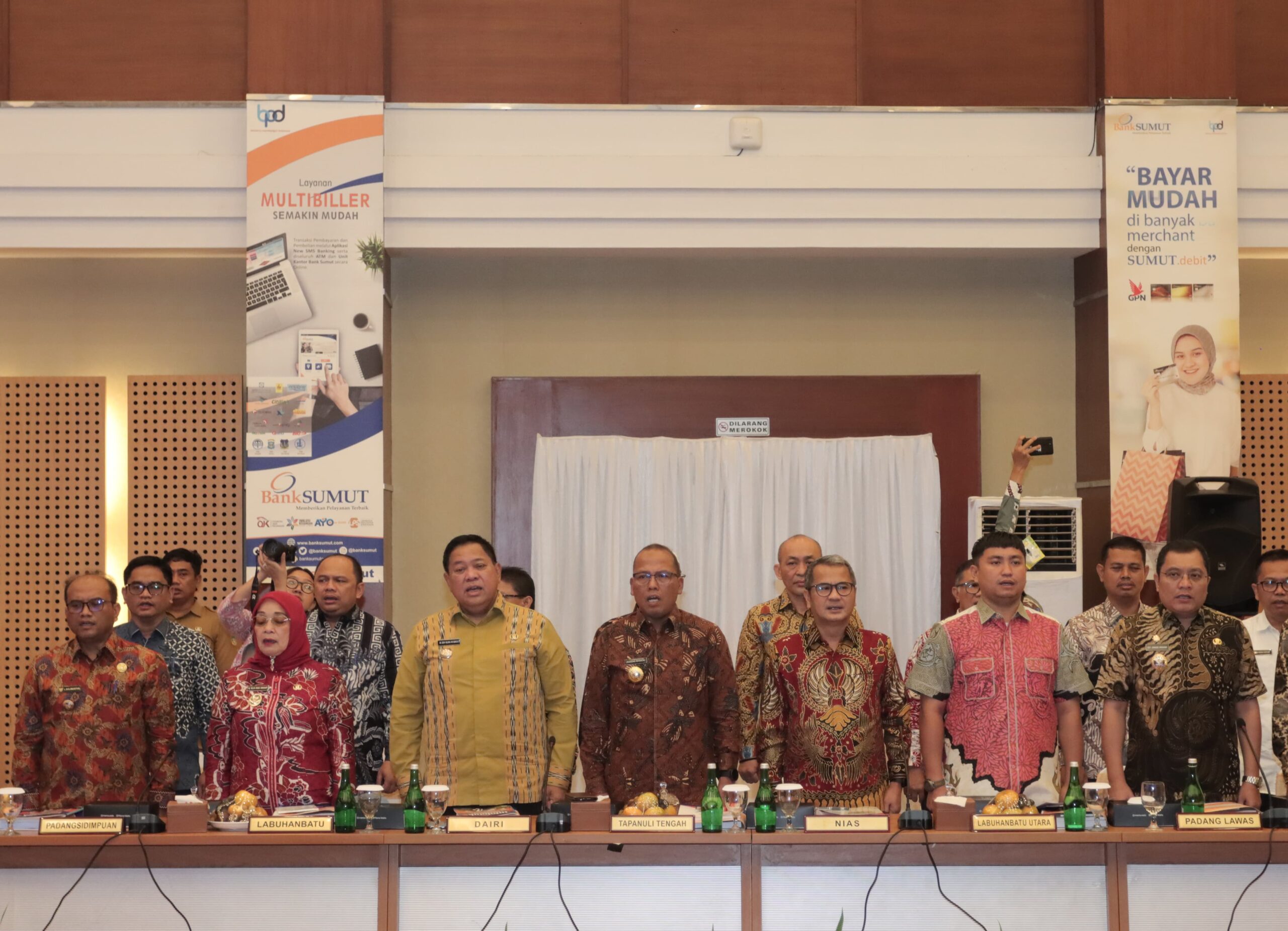 Bupati Dairi, Eddy Berutu,(batik kuning) saat menghadiri RUPS Bank Sumut. (foto/ist)