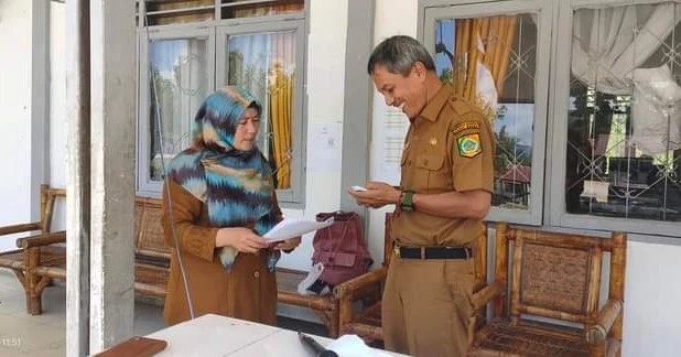 Kepala Dinas Kependudukan dan Pencatatan Sipil Kabupaten Pakpak Bharat, Kadiscatpil Pakpak Bharat, Petrus Saragih, SE, MM saat mengunjungi SMA N 1 Salak dan SMA N 1 Tinada, Senin (5/2/2024).(foto/ist).