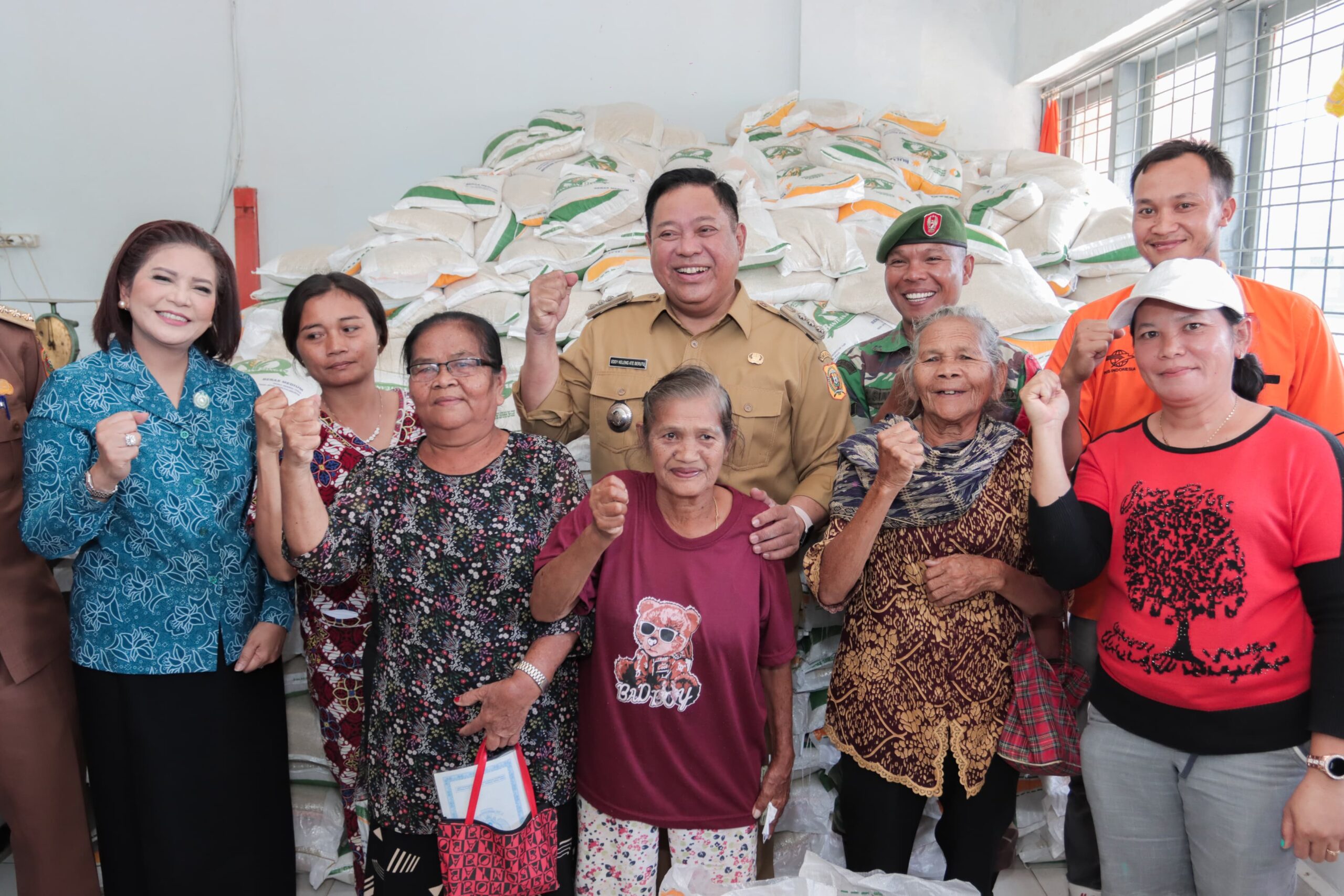Penyerahan Bantuan Pangan di Desa Bonian, Kecamatan Silima Pungga-pungga, Selasa (30/1/2024).(foto/ist)