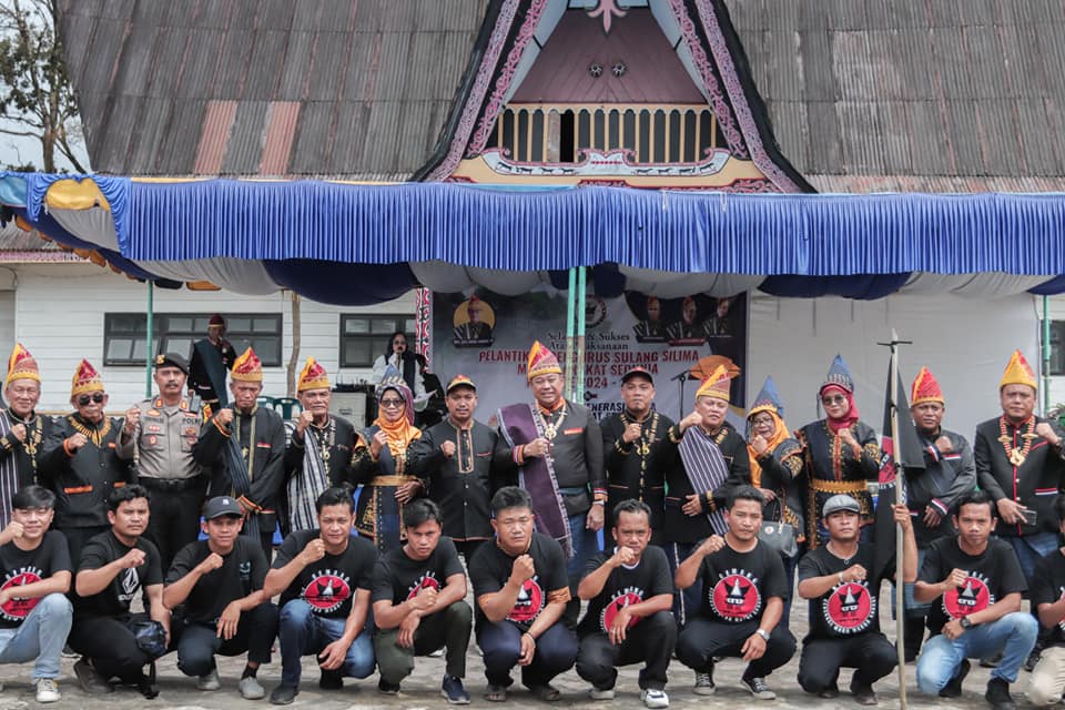 Bupati Dairi saat menghadiri pelantikan pengurus Lembaga Adat Sulang Silima Marga Angkat Sedunia periode 2024-2029 yang digelar di pelataran Gedung Djauli Manik, Sabtu (3/2/2024).(foto;ist)