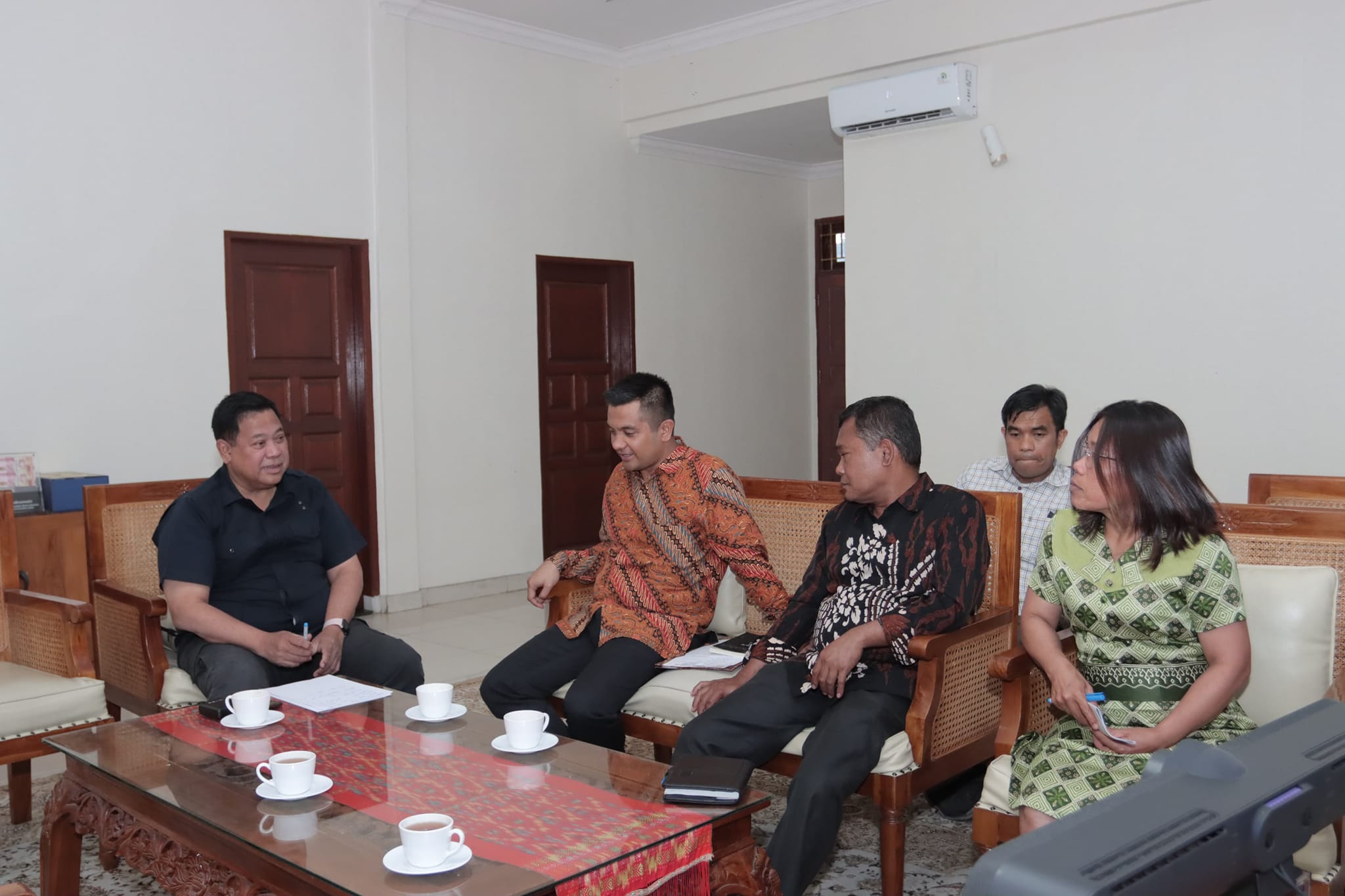 Bupati Eddy Berutu (kiri) usai ikuti vidcon jelang F1H2O. (foto/ist)