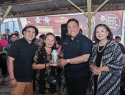 Masyarakat Parbuluan Peroleh Pupuk Hayati Cair Dari Bupati Eddy Berutu