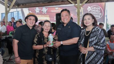 Eddy Berutu membagikan Pupuk Hayati Cair (PHC) atau liquid bio fertilizer kepada 18 kelompok tani atau sekitar 360 petani di Parbuluan. (foto/ist)