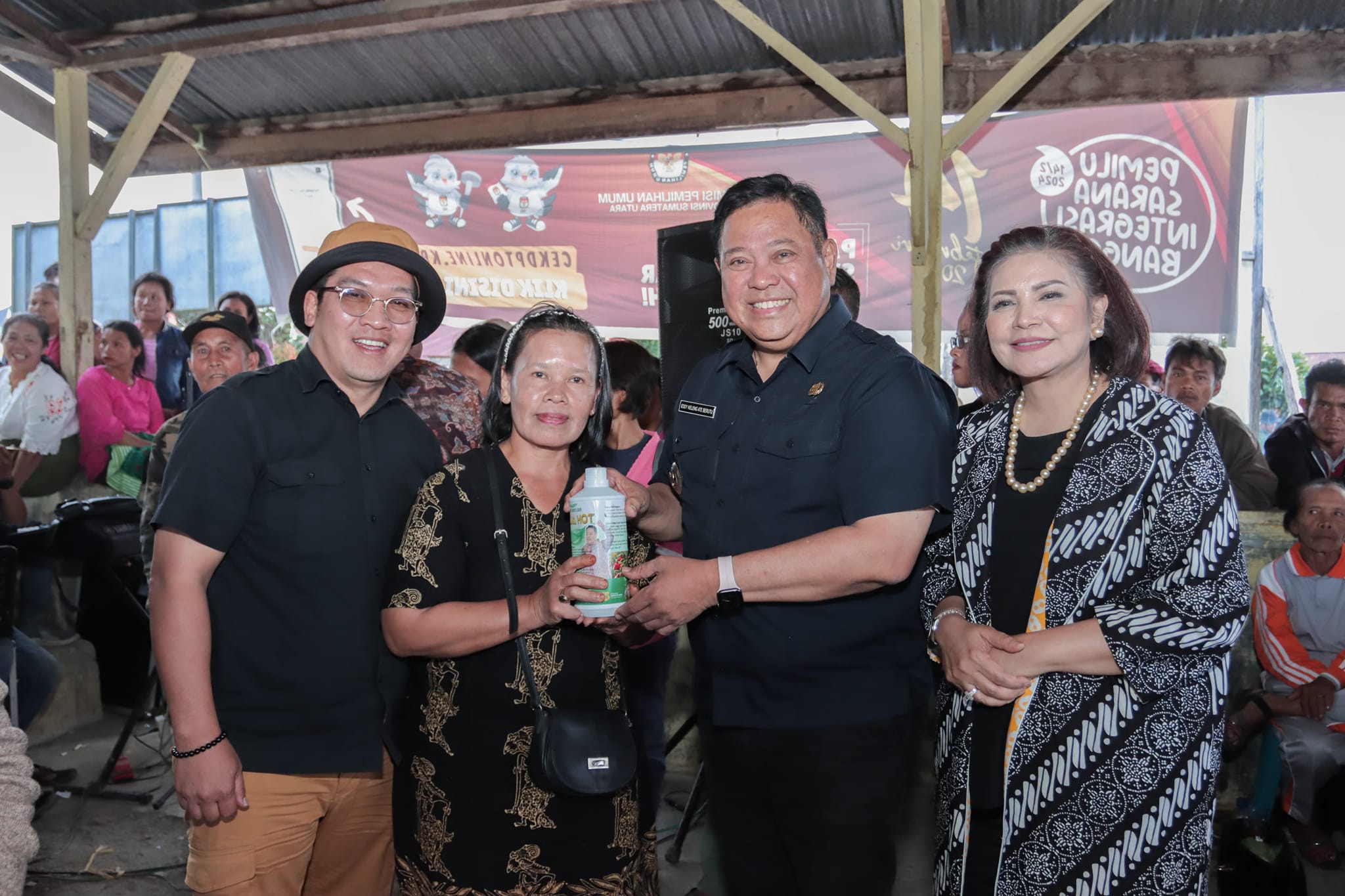 Eddy Berutu membagikan Pupuk Hayati Cair (PHC) atau liquid bio fertilizer kepada 18 kelompok tani atau sekitar 360 petani di Parbuluan. (foto/ist)