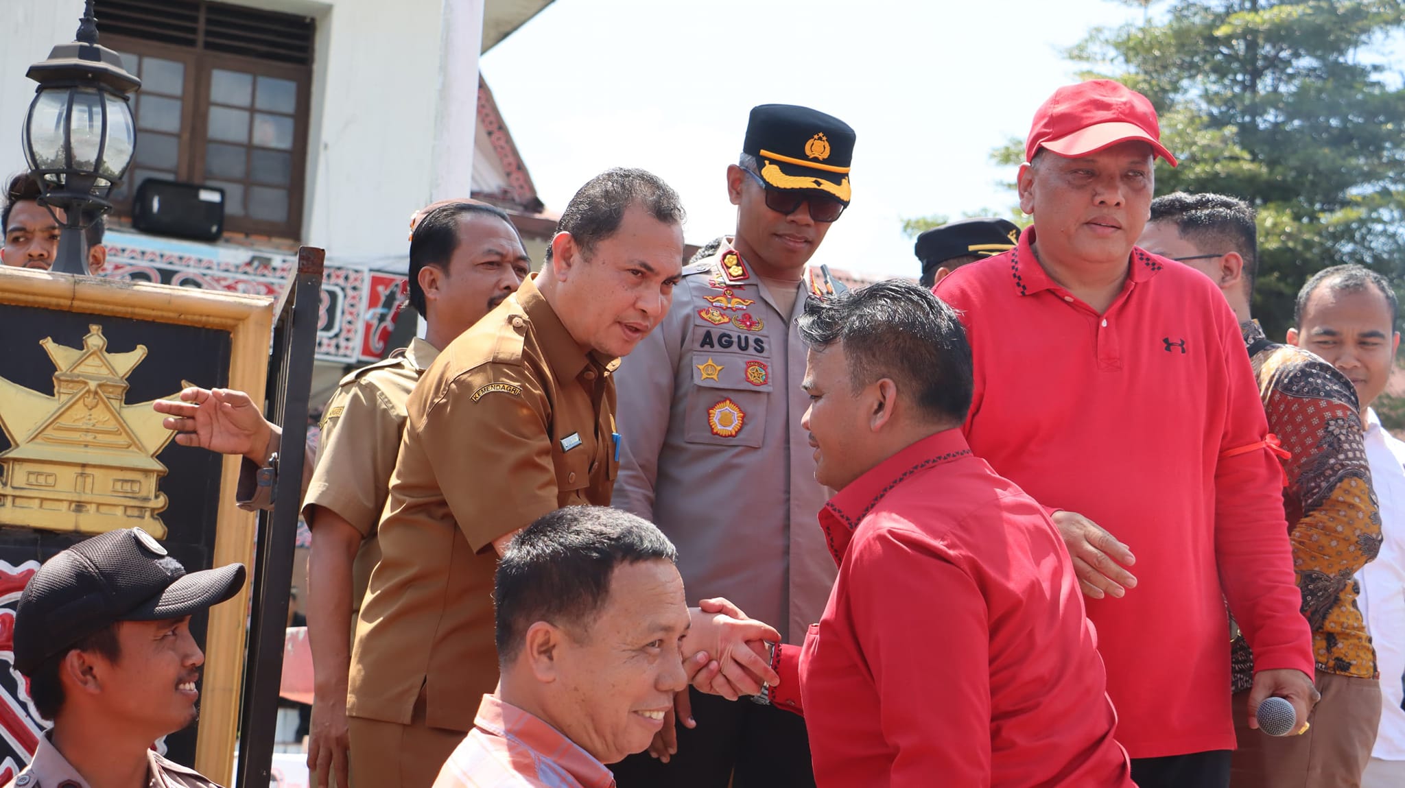 Sekdakab Dairi, Charles Bantjin bersalaman dengan salah satu peserta demonstrasi PDI-Perjuangan. (foto/ist)