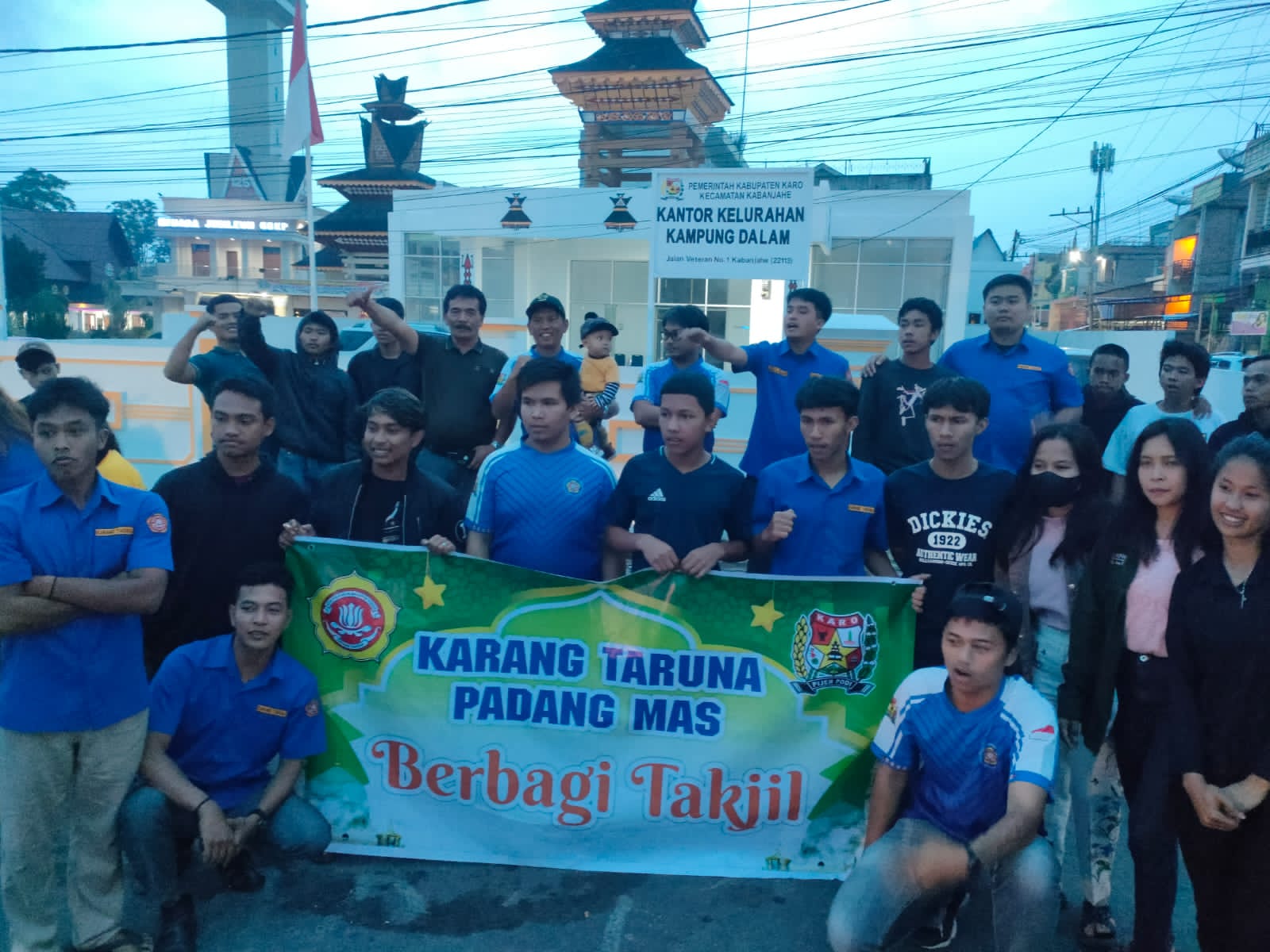 Karang Taruna Kelurahan Padang Mas Kabanjahe Berbagi Takjil.(foto/Rossi)