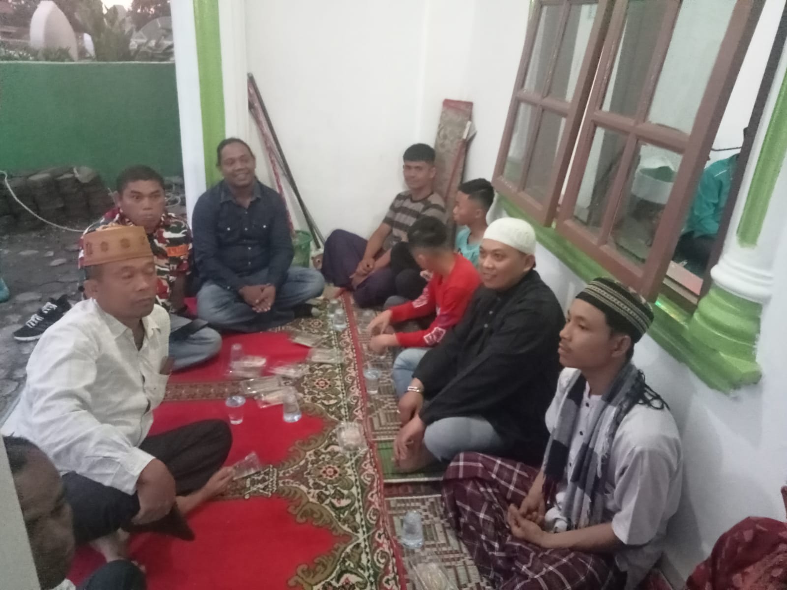 Buka puasa bersama di Masjid Taqwa Desa Tigapancur.(foto/Rossi)