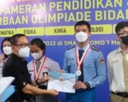 Penyerahan Penghargaan Olimpiade.(foto/Rossi)