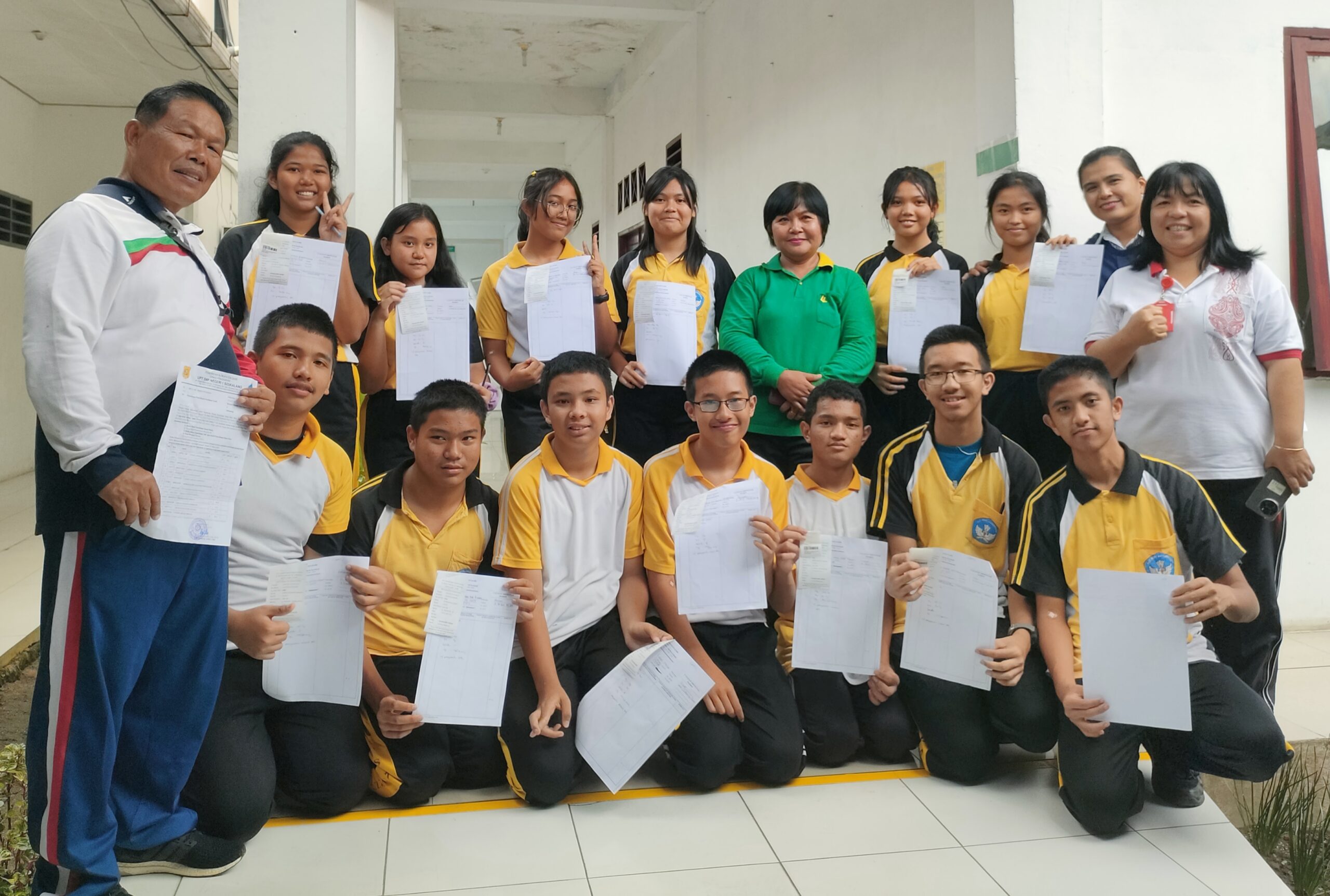 Siswa SMP Negeri 1 Sidikalang usai cek kesehatan di RSUD Sidikalang.(foto/Iwan)