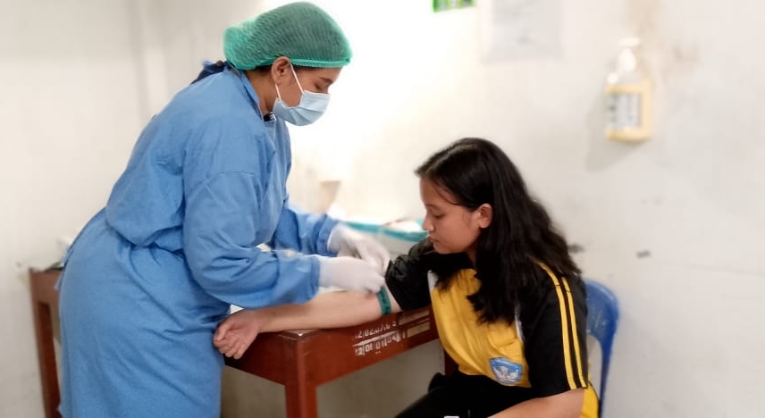 Siswi SMP Negeri 1 Sidikalang cek darah di RSUD Sidikalang.(foto/ist)