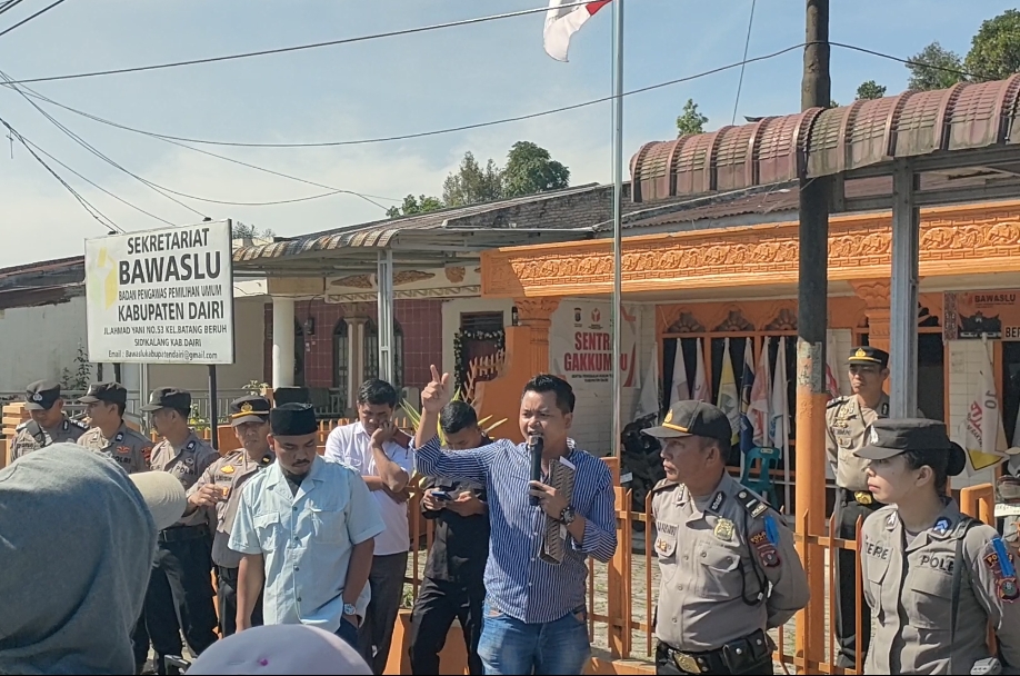 Unjuk Rasa Aliansi Masyarakat Pengawal Pemilu di Kantor Bawaslu Dairi.(foto/ist)