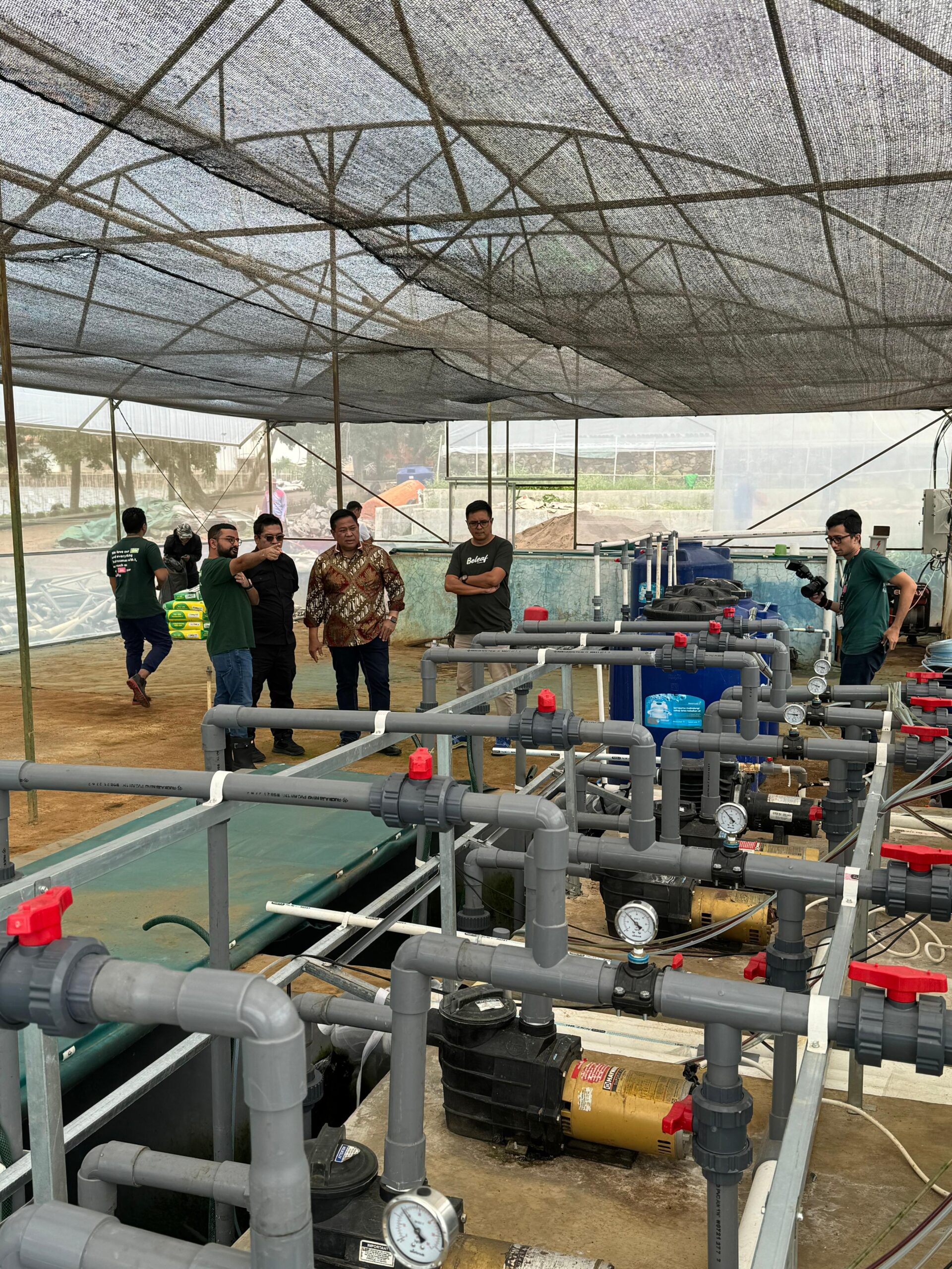 Bupati Eddy Berutu (baju batik) usai berkunjung ke lokasi pembibitan PT. Bealef Kebun Indonesia di Beleaf Farms Meraki, Kampung Sarampo, Kecamatan Cugenang, Kabupaten Cianjur, Kamis (29/2/2024). (foto/ist)