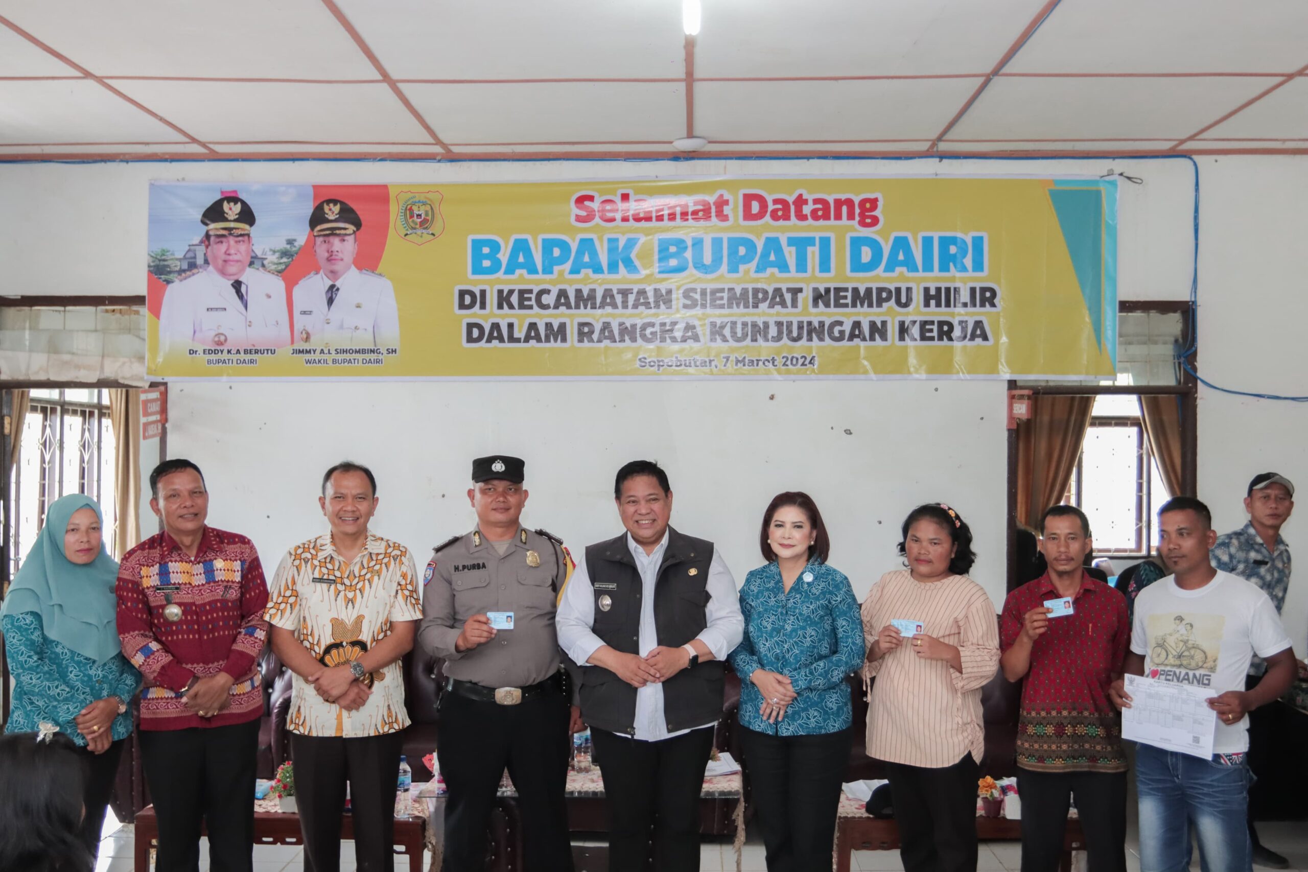 Bupati Dairi, Dr. Eddy Keleng Ate Berutu (pakai rompi) saat kunjungan ke Kecamatan Siempat Nempu Hilir, Kamis (7/3/2024). (foto/ist)