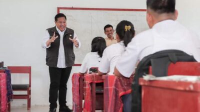 Bupati Dairi, Eddy Keleng Ate Berutu berinteraksi dengan siswa SMPN 2 Sinehi. (foto/ist)