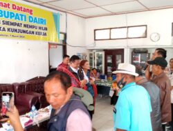 Bupati Dairi Terima Cinderamata dari Warga Sinehi Jelang Masa Jabatan Berakhir