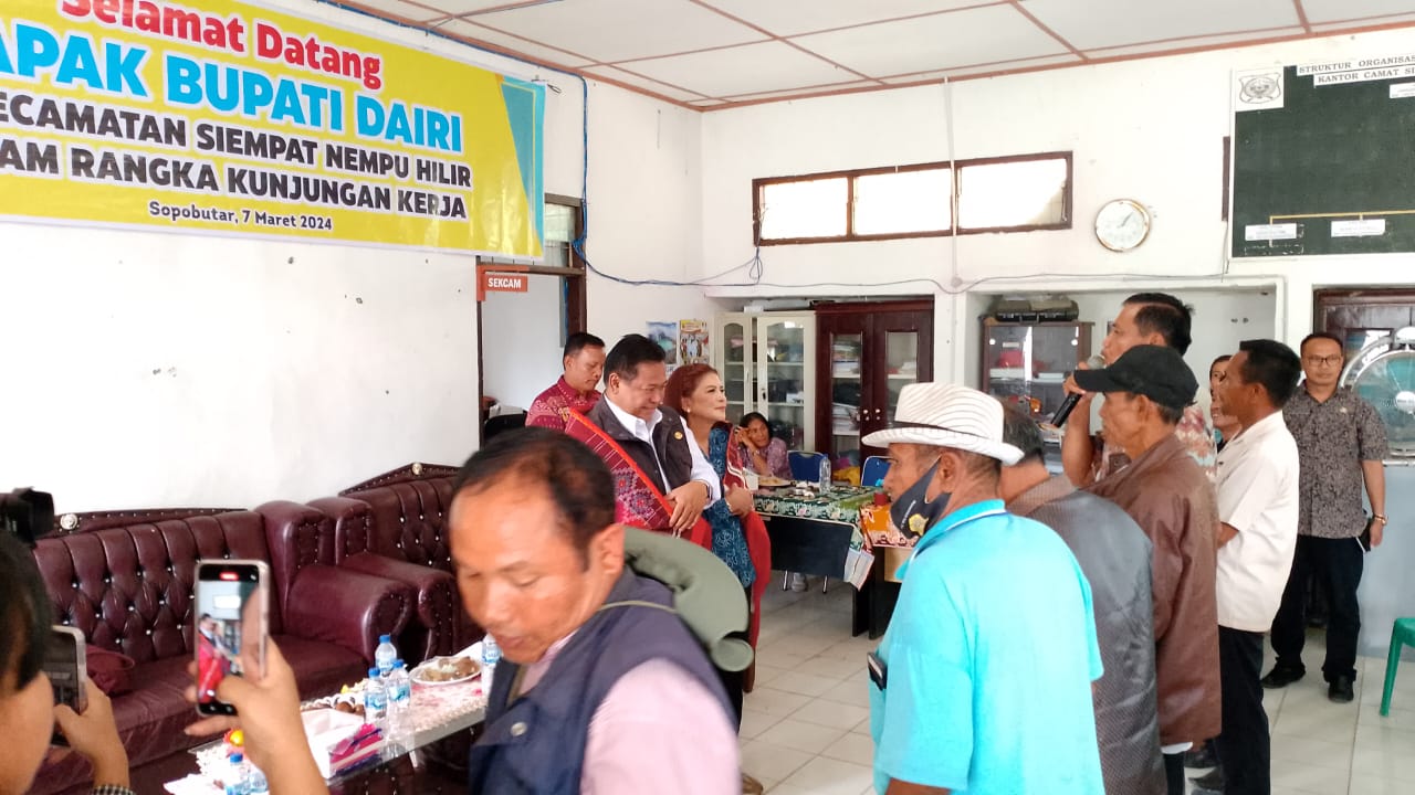Bupati Dairi, Dr. Eddy Keleng Ate Berutu menerima cinderamata ulos dari warga Sinehi. (foto/ist)