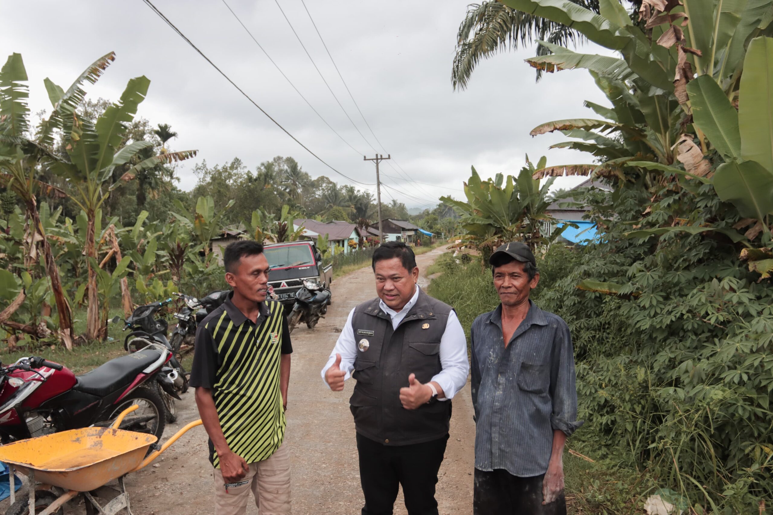 Bupati Dairi, Eddy Berutu saat berbincang dengan warga Desa Simungun, Kecamatan Sinehi. (foto/ist)
