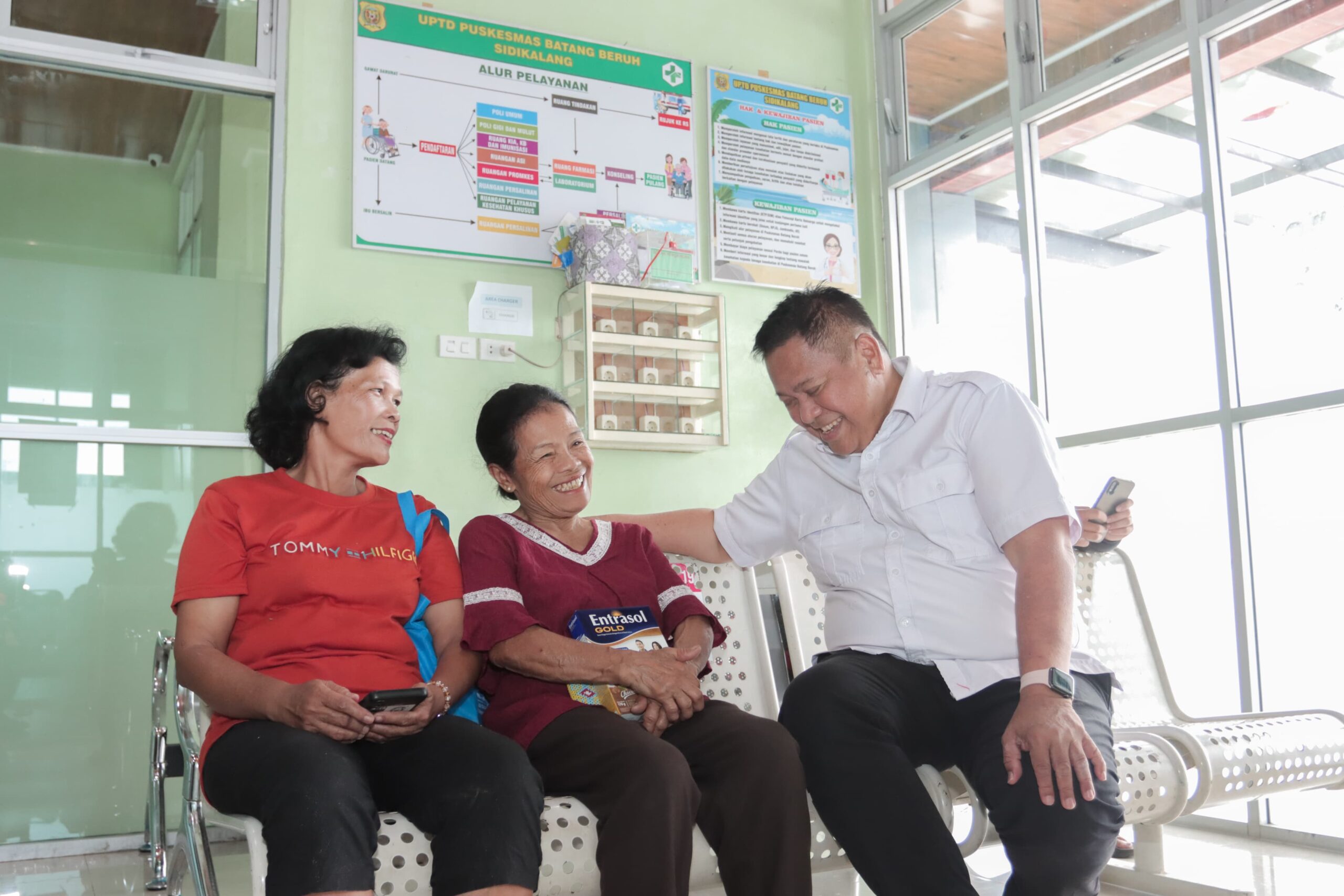 Bupati Dairi, DR. Eddy Berutu (kanan) menyapa masyarakat yang sedang berobat ke Puskesmas Batang Beruh. (foto/ist)