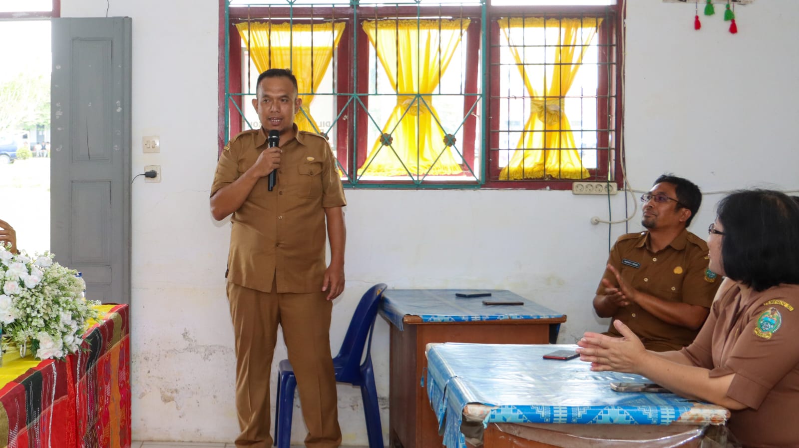 Sandro Simamora, Pengajar di SMAN 2, Sidikalang, Puji kinerja Disdukcatpil Dairi. (foto/Ist)