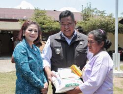 Bupati Eddy Berutu Serahkan Paket Sembako Kepada Lansia dan Penyandang Disabilitas di Siempat Nempu