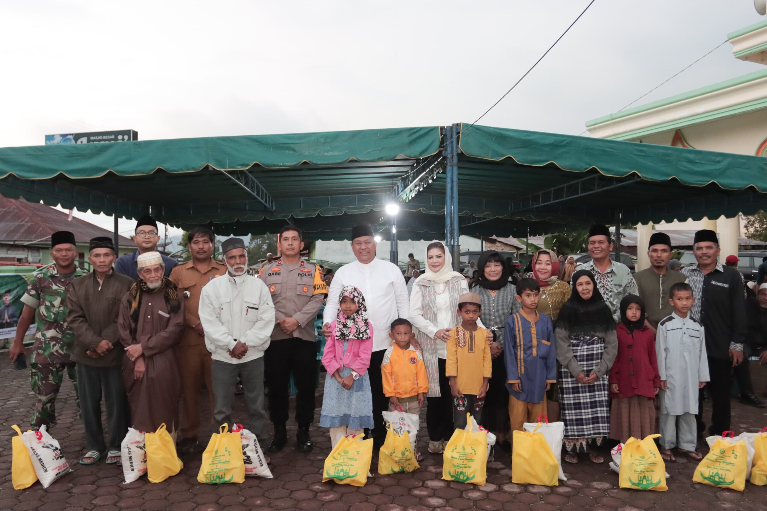 Foto bersama safari ramadhan Pemkab Dairi, (foto/ist)