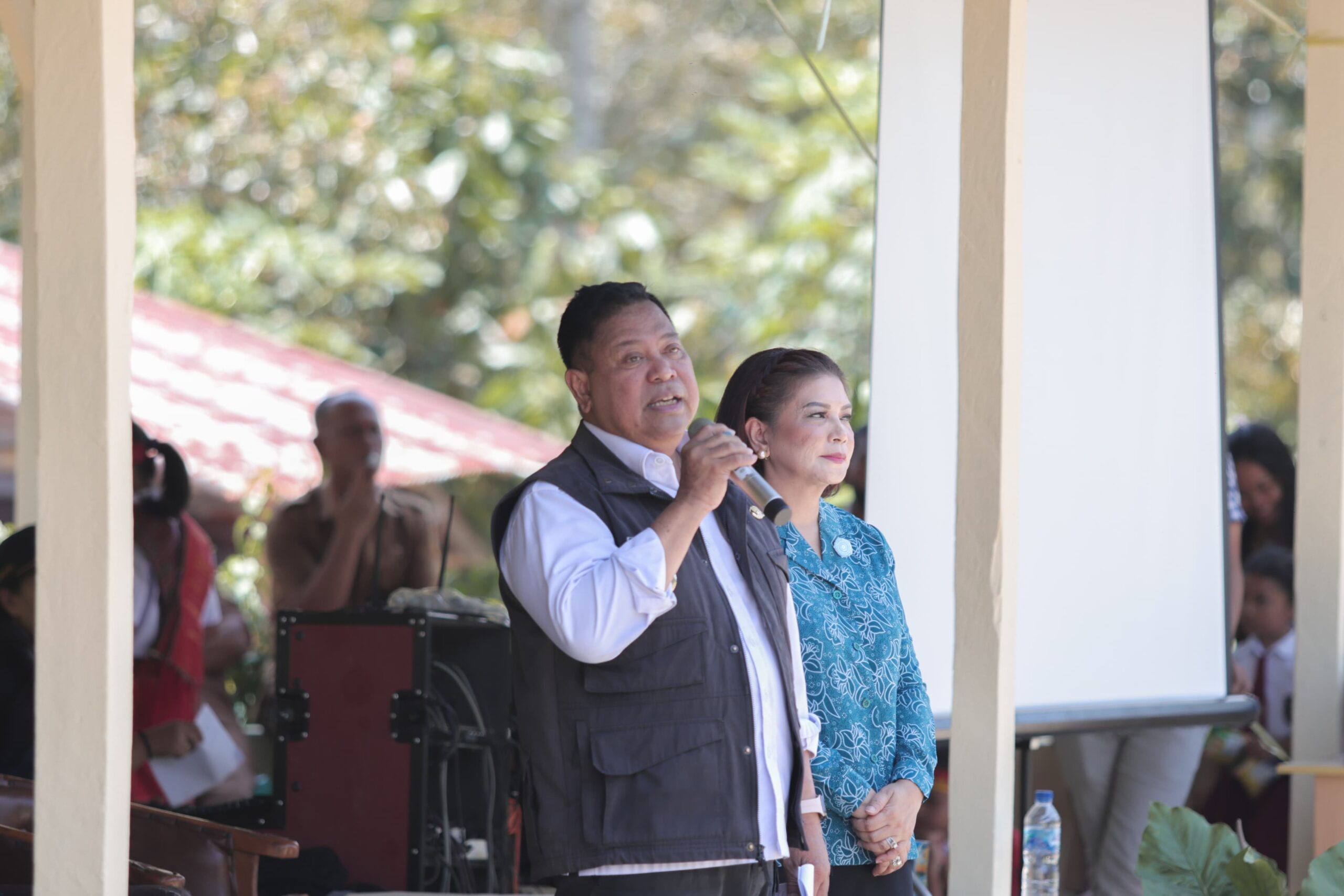 Bupati Dairi Eddy Berutu, bersama Ketua TP PKK Kabupaten Dairi, Romy Mariani Eddy Berutu saat Kunker di Kecamatan Siempat Nempu. (foto/ist)