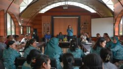 Ketua Tim Penggerak PKK Kabupaten Dairi Romy Mariani Eddy Berutu (berdiri). (foto/ist)