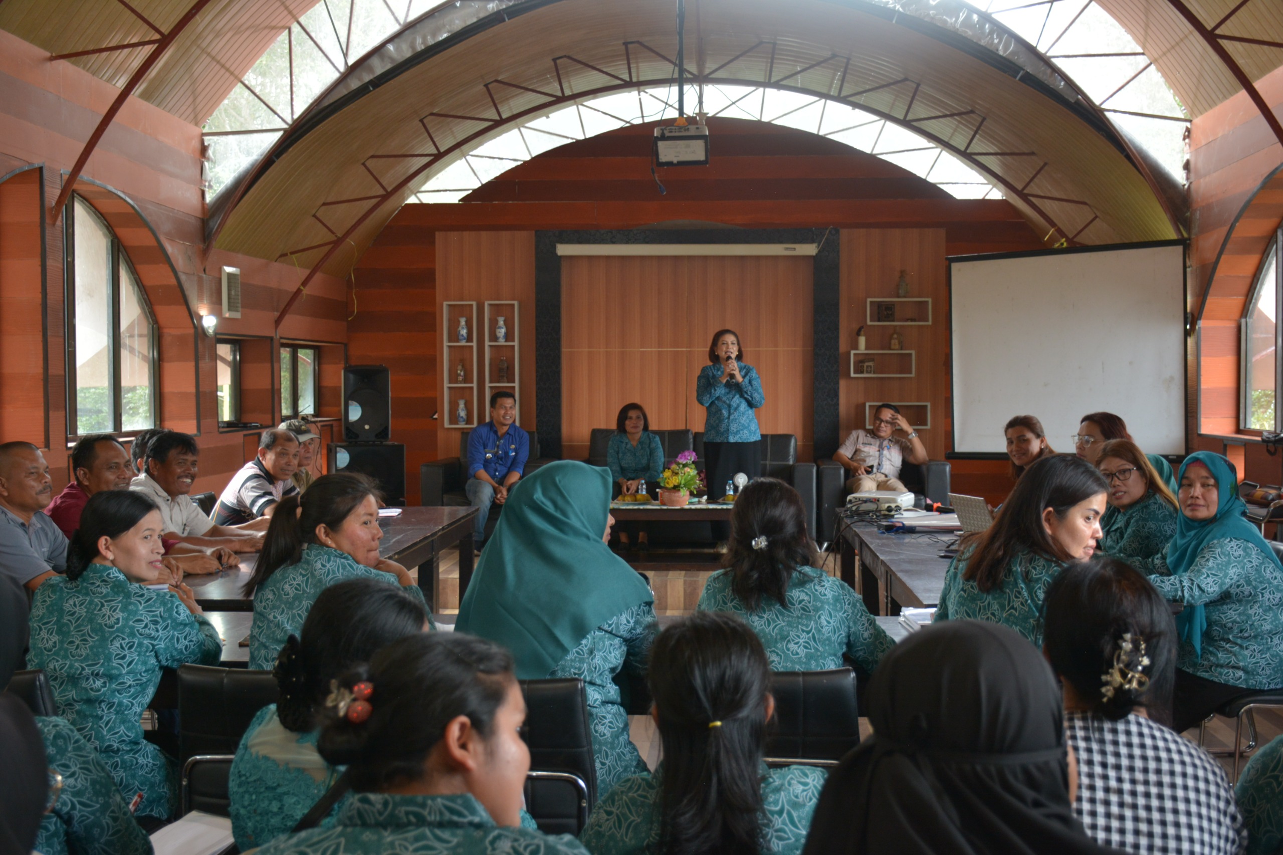Ketua Tim Penggerak PKK Kabupaten Dairi Romy Mariani Eddy Berutu (berdiri). (foto/ist)