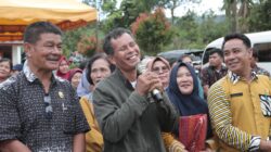 Drs. Elisman Sitinjak, (tengah) Kepala Sek di SMP 2 Siempat Nempu Hulu. (foto/ist)