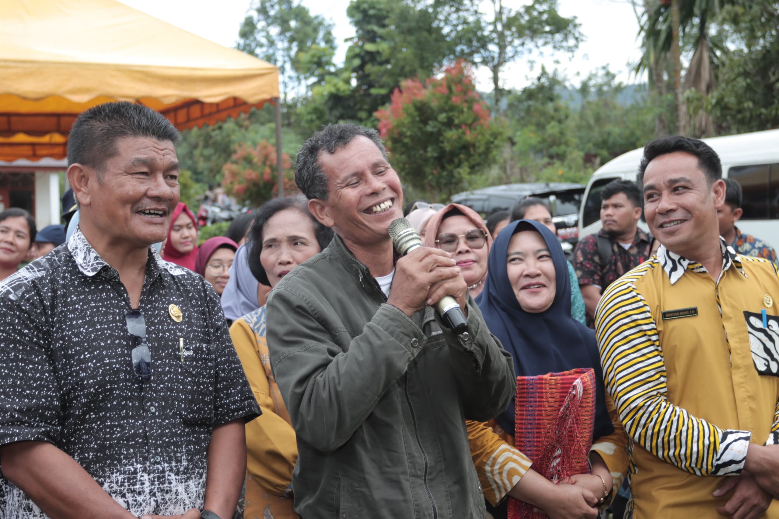 Drs. Elisman Sitinjak, (tengah) Kepala Sek di SMP 2 Siempat Nempu Hulu. (foto/ist)