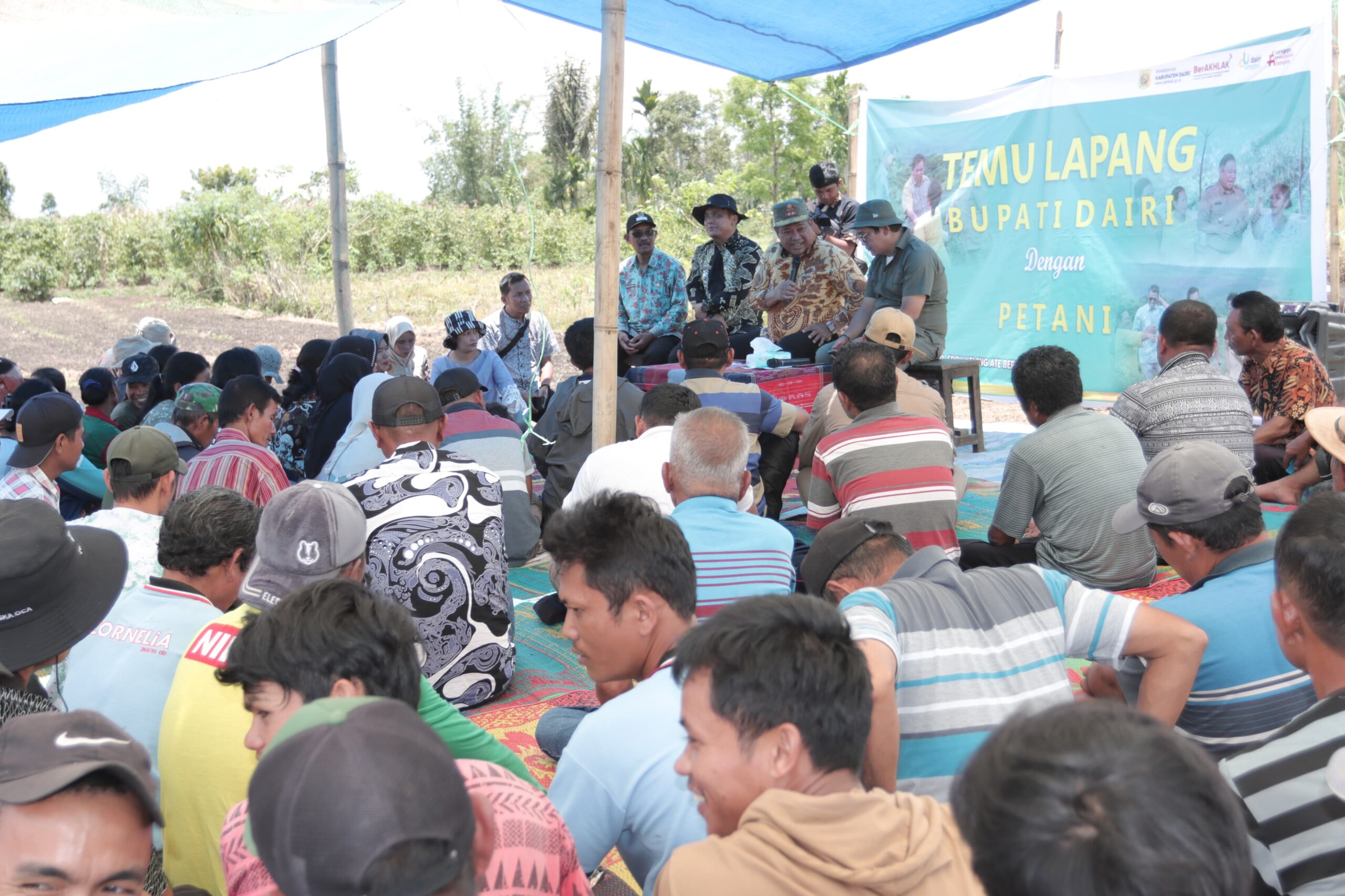 Bupati Dairi saat berdiskusi dengan petani Desa Kuta Tengah, ecamatan Sinehu, Kamis (21/3/2024)