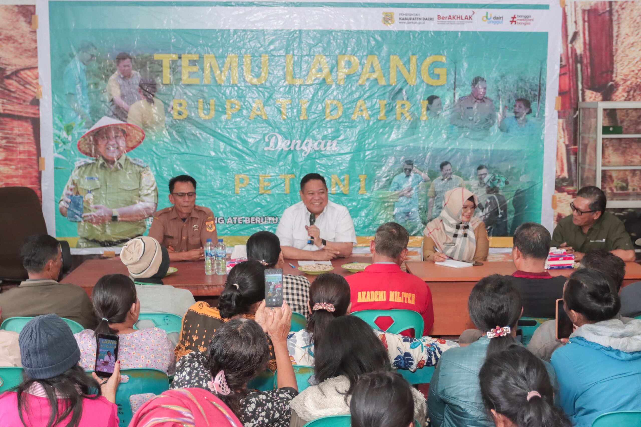 Bupati Eddy Berutu saat temu lapang dengan Petani Kecamatan Parbuluan. (foto/ist)