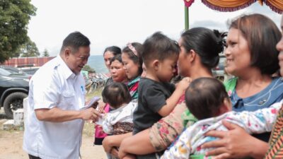 Bupati Dairi, Dr Eddy Berutu menyerahkan tanda terimakasih kepada warga Kecamatan Parbuluan yang ikut program KB. (foto/ist)