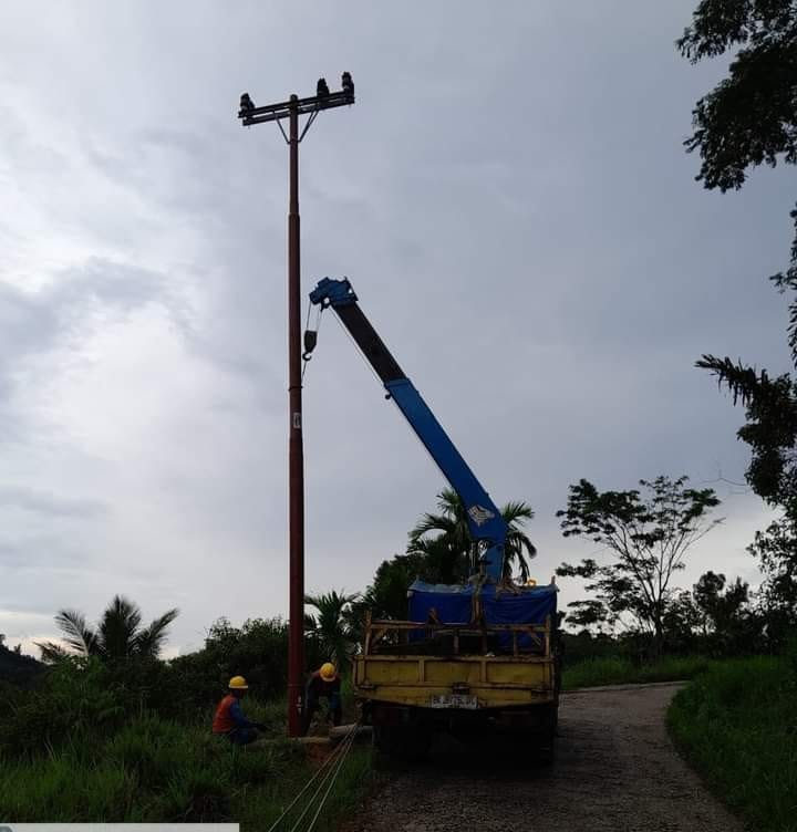 foto Tim PLN masih bekerja atasi pemadamn listrik di Sinehi. (foto/ist)