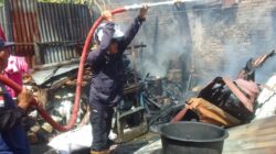 Petugas UPT Damkar Kabupaten Dairi sedang berusaha memadamkan api yang melahap rumah di Batang Beruh, (10/3/2024). (foto/ist)