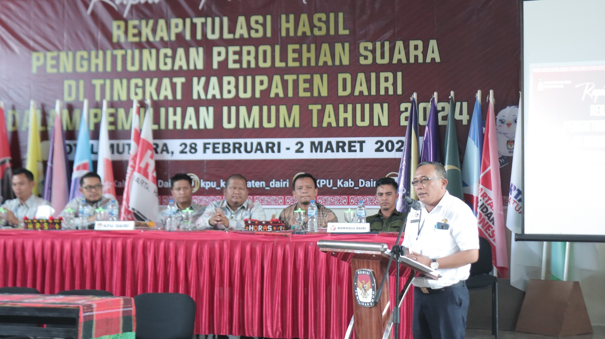 Asisten Pemerintahan dan Kesejahteraan Rakyat Jhonny Hutasoit saat menyampaikan sambutan mewakili bupati Dairi. (foto/ist)