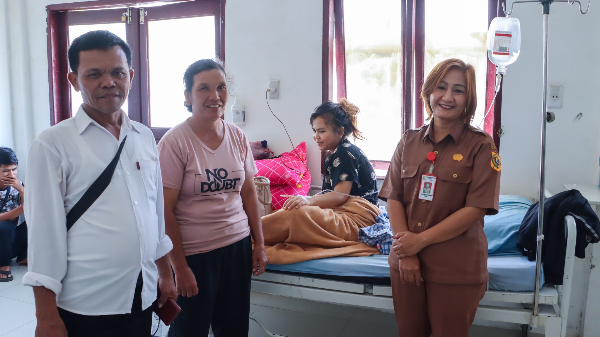 Direktur RSUD Sidikalang Mei Sitanggang (kanan) saat mendampingi pasien cuci darah di RSUD Sidikalang, Rabu (28/2/2024).(foto/ist)