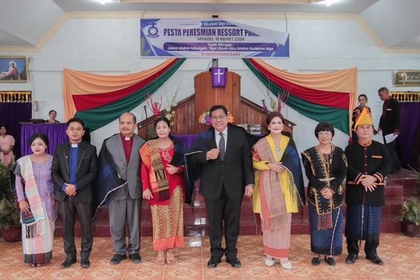 Bupati Eddy Berutu (tengah) foto bersama dengan para pengurus Gereja GKPPD Panji Bako. (foto/ist)