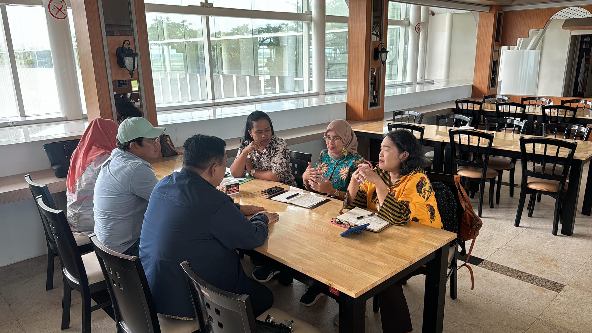 Bupati Dairi Dr. Eddy Keleng Ate Berutu (membelakangi) melakukan pertemuan dalam rangka percepatan dan pemantapan Horticulture Development in Dryland Areas Sector Project (HDDAP) di Medan. (foto/ist)