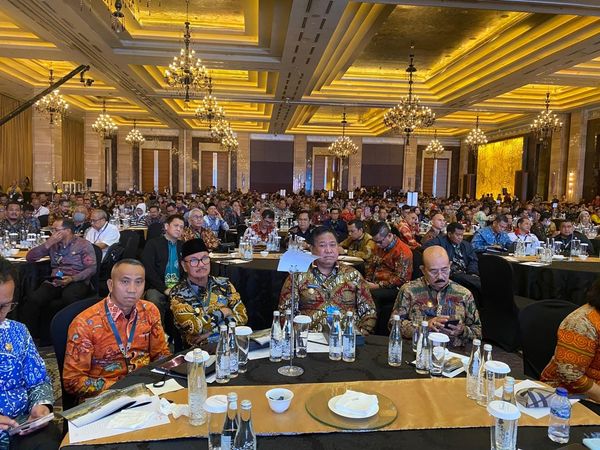 Bupati Kabupaten Dairi, Dr.Eddy Berutu (ketiga dari kiri)saat mengikuti Rakor pembahasan IKN, Kamis (14/3/2024).(foto/ist)