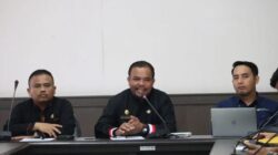 Plt. Asisten Administrasi dan Pembangunan Sekretariat, Sahat Parulian Boangmanalu, S.Pd, MM, atas nama Bupati Pakpak Bharat memimpin pelaksanaan Sosialisasi Horticulture Development in Dryland Areas Sector Project bersama Tim dari Direktorat Jenderal Hortikultura Kementerian Pertanian RI di Ruang Rapat Nusantara, Kantor Bupati Pakpak Bharat, Kamis (14/2/2024).(foto/ist)
