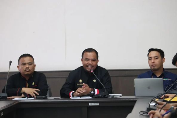 Plt. Asisten Administrasi dan Pembangunan Sekretariat, Sahat Parulian Boangmanalu, S.Pd, MM, atas nama Bupati Pakpak Bharat memimpin pelaksanaan Sosialisasi Horticulture Development in Dryland Areas Sector Project bersama Tim dari Direktorat Jenderal Hortikultura Kementerian Pertanian RI di Ruang Rapat Nusantara, Kantor Bupati Pakpak Bharat, Kamis (14/2/2024).(foto/ist)