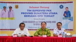 Sekretaris TP PKK Sumut, Reza Vahlevi Lubis (tengah) saat melakukan supervisi di Dairi, Rabu (28/2/2024). (foto/ist)