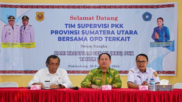 Sekretaris TP PKK Sumut, Reza Vahlevi Lubis (tengah) saat melakukan supervisi di Dairi, Rabu (28/2/2024). (foto/ist)