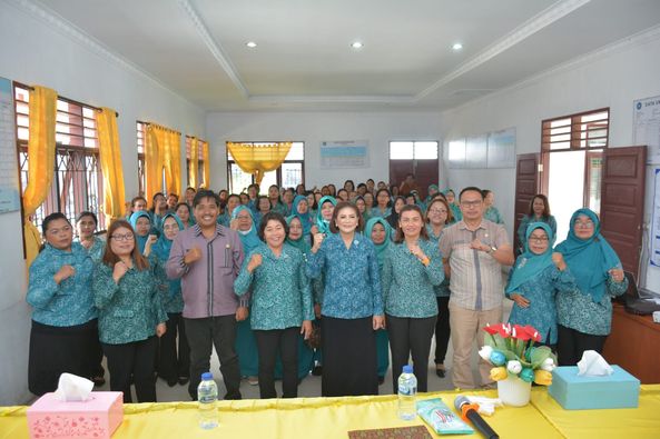Ketua TP PKK Dairi Romy Mariani Eddy Berutu (ke 5 dari kiri) saat melakukan supevisi di Kecamatan Sidikalang. (foto;ist)