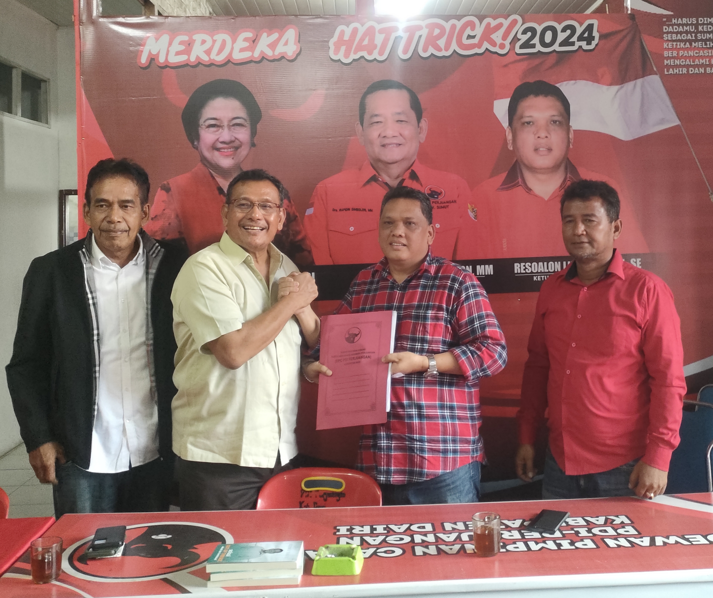 Serah terima formulir penjaringan calon kepala daerah di Kantor PDI-P.(foto/Iwan)