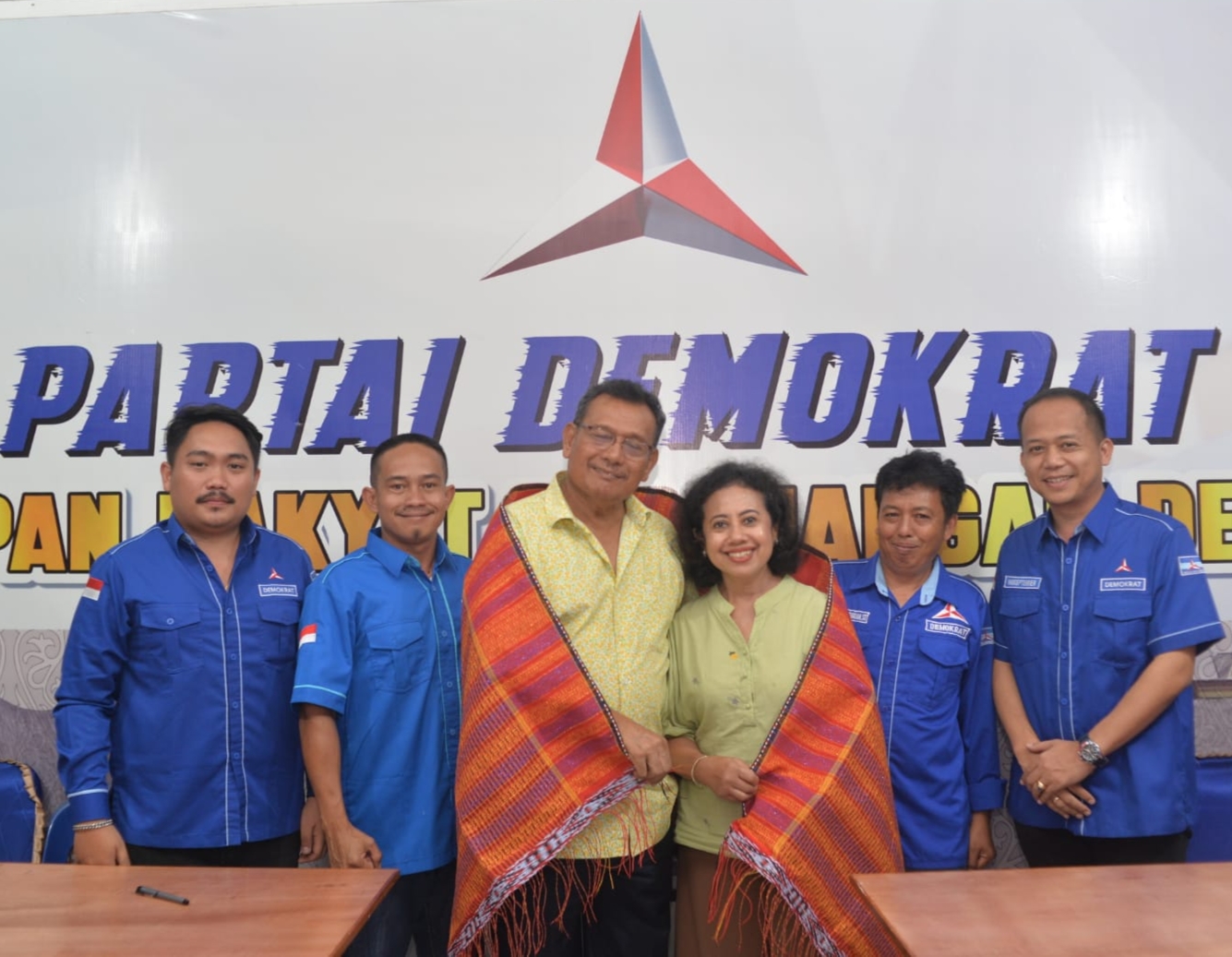 Bakal Calon Bupati (Bacabub) Dairi Vickner Sinaga disematkan Ulos oleh ketua Demokrat dan Tim Penjaringan Calon Kepala Daerah.(foto/ist)