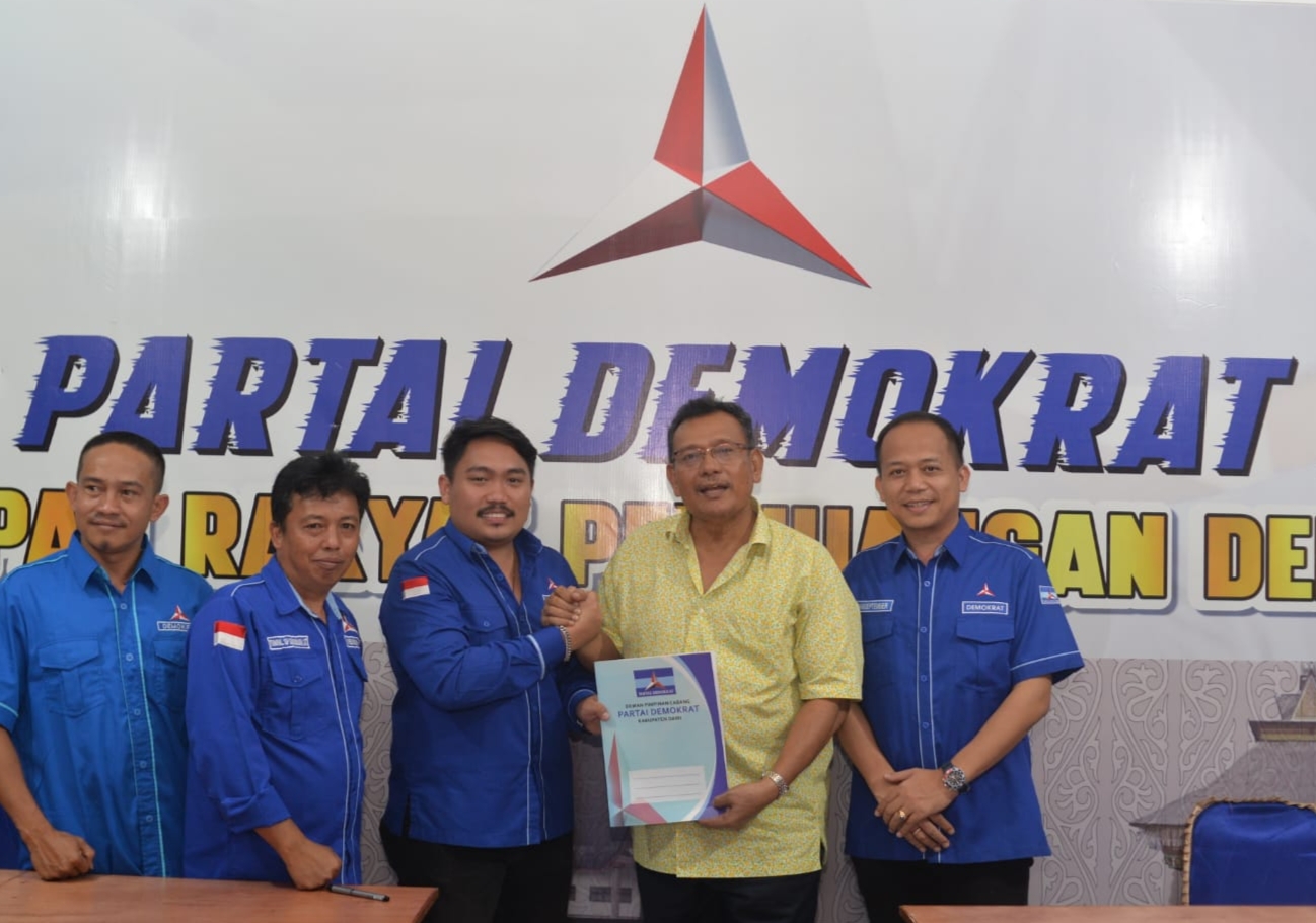 Pengembalian formulir penjaringan calon Kepala Daerah di Kantor Demokrat Dairi.(foto/ist)