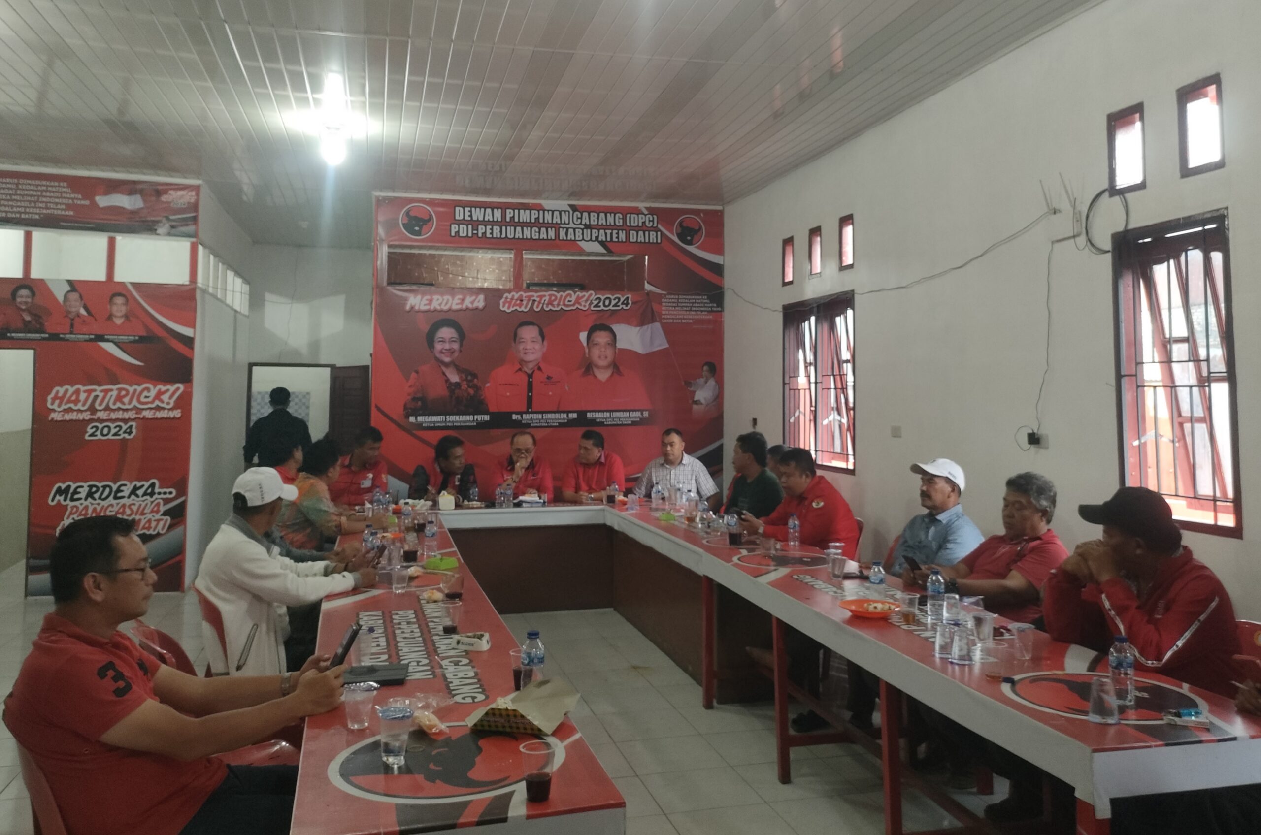 Pendaftaran Bakal Calon Bupati (Bacabub) Kabupaten Dairi Junimart Girsang di Kantor PDI-P.(foto/Iwan)
